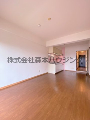 【居間・リビング】 | 　ヴィラージュ私市 | ※同タイプ別室の写真となります。
　設備内容など相違がある場合あくまで現状優先となります。