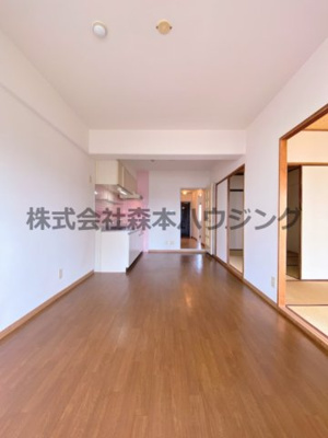 【居間・リビング】 | 　ヴィラージュ私市 | ※同タイプ別室の写真となります。
　設備内容など相違がある場合あくまで現状優先となります。