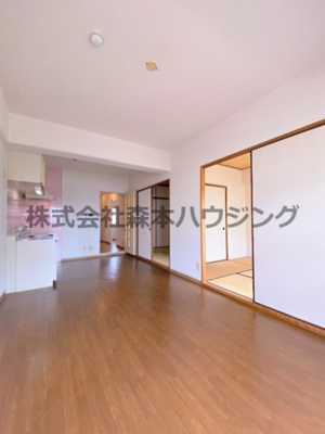 【居間・リビング】 | 　ヴィラージュ私市 | ※同タイプ別室の写真となります。
　設備内容など相違がある場合あくまで現状優先となります。