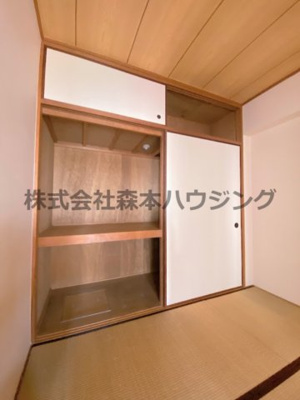 【収納】 | 　ヴィラージュ私市 | ※同タイプ別室の写真となります。
　設備内容など相違がある場合あくまで現状優先となります。