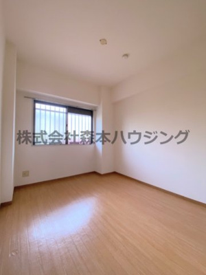 【洋室】 | 　ヴィラージュ私市 | ※同タイプ別室の写真となります。
　設備内容など相違がある場合あくまで現状優先となります。