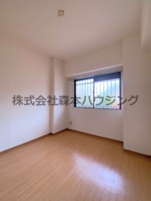 【洋室】 | 　ヴィラージュ私市 | ※同タイプ別室の写真となります。
　設備内容など相違がある場合あくまで現状優先となります。