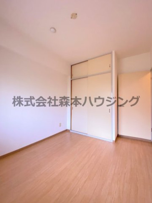 【洋室】 | 　ヴィラージュ私市 | ※同タイプ別室の写真となります。
　設備内容など相違がある場合あくまで現状優先となります。
