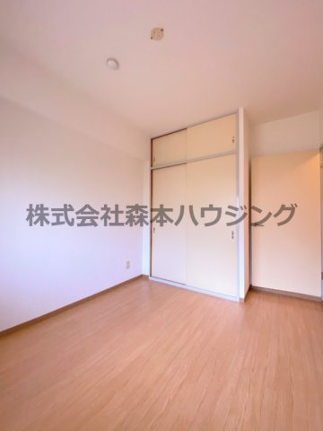 【洋室】 | 　ヴィラージュ私市 | ※同タイプ別室の写真となります。
　設備内容など相違がある場合あくまで現状優先となります。