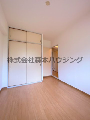 【洋室】 | 　ヴィラージュ私市 | ※同タイプ別室の写真となります。
　設備内容など相違がある場合あくまで現状優先となります。