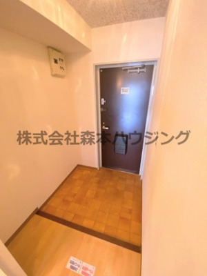 【玄関】 | 　ヴィラージュ私市 | ※同タイプ別室の写真となります。
　設備内容など相違がある場合あくまで現状優先となります。