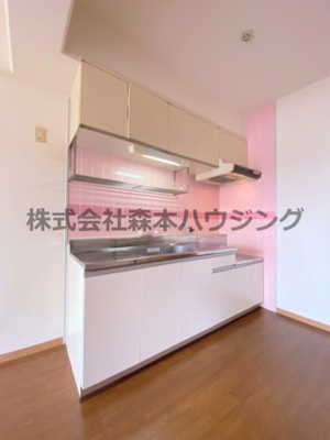 【キッチン】 | 　ヴィラージュ私市 | ※同タイプ別室の写真となります。
　設備内容など相違がある場合あくまで現状優先となります。