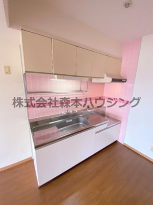【キッチン】 | 　ヴィラージュ私市 | ※同タイプ別室の写真となります。
　設備内容など相違がある場合あくまで現状優先となります。