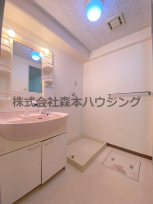 【洗面所】 | 　ヴィラージュ私市 | ※同タイプ別室の写真となります。
　設備内容など相違がある場合あくまで現状優先となります。