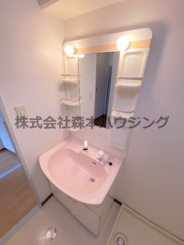 【独立洗面台】 | 　ヴィラージュ私市 | ※同タイプ別室の写真となります。
　設備内容など相違がある場合あくまで現状優先となります。