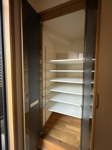 知多市八幡里の前戸建の玄関