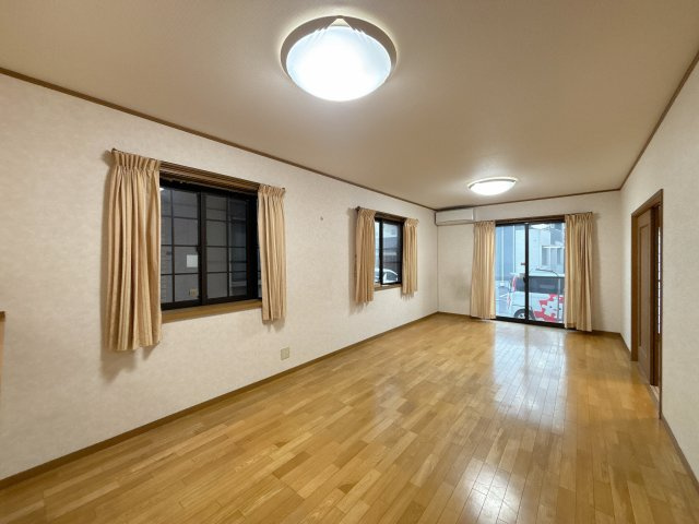 知多市八幡里の前戸建の居間・リビング