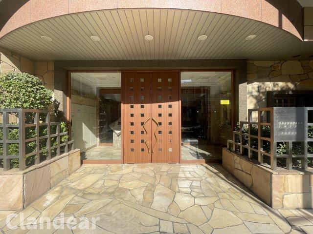 グランドパーク入谷クレアーレのエントランス|ドキドキの新生活も、安心してスタート。ぴったりの住まいを見つけませんか？クランディアが一緒に住まい選びをサポートします‼　まずは、お気軽にお問合せください　＃クランディア