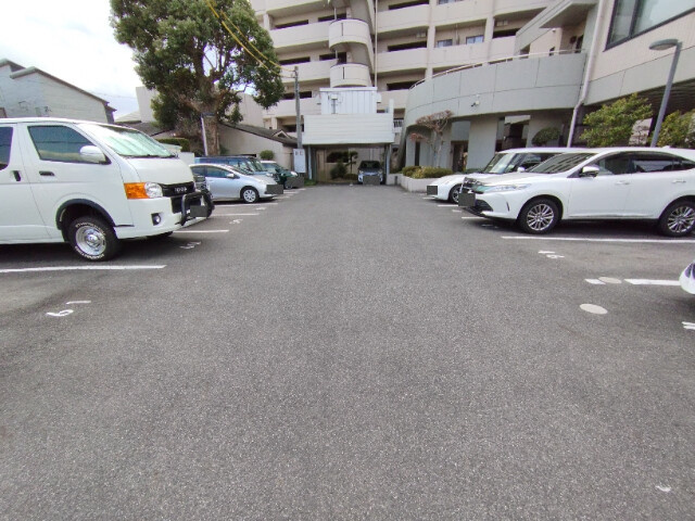 グローリアス岡崎の駐車場