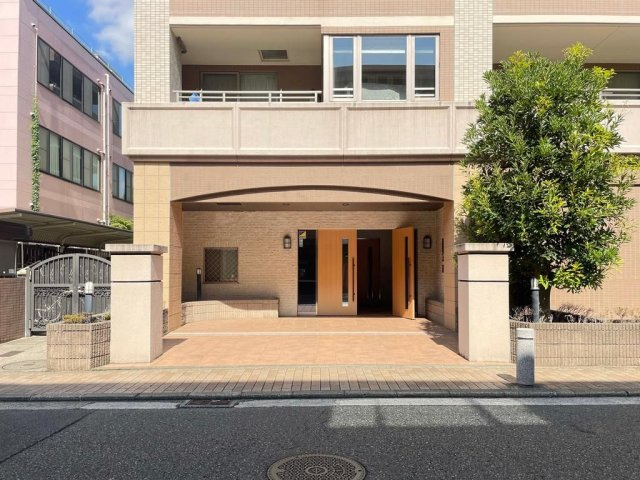 ロイヤルシャトー仲町台のエントランス