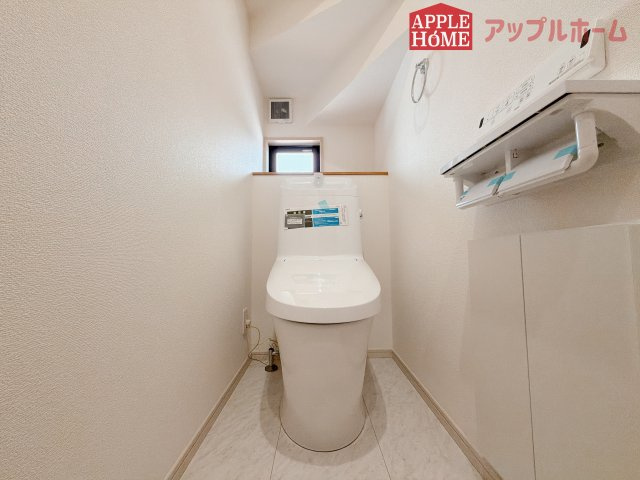 【新築住宅】嵐山町むさし台 全2棟のトイレ|白を基調とした清潔感のある明るい空間。温水洗浄便座付きで、毎日快適・清潔に使用できます。操作しやすい壁面リモコンを採用しています。