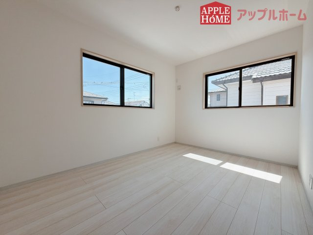 【新築住宅】嵐山町むさし台 全2棟の洋室|２階居室は全室収納あり！たっぷりある収納活用でお部屋もキレイを保てます♪