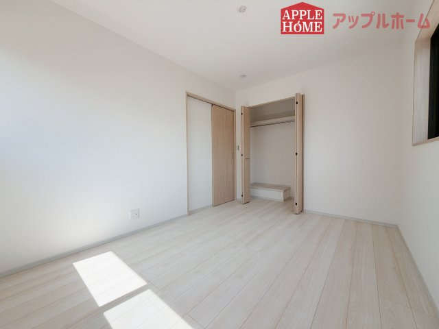 【新築住宅】嵐山町むさし台 全2棟の洋室|２階居室は全室収納あり！たっぷりある収納活用でお部屋もキレイを保てます♪