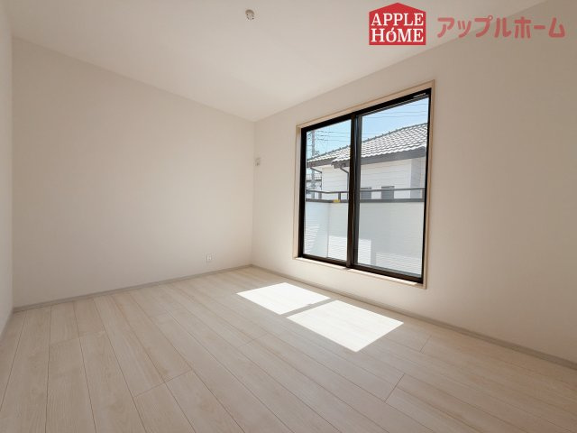 【新築住宅】嵐山町むさし台 全2棟の洋室|２階居室は全室収納あり！たっぷりある収納活用でお部屋もキレイを保てます♪