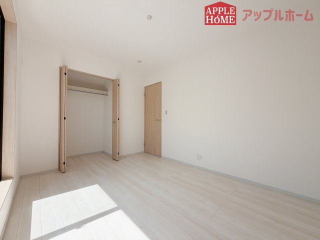 【新築住宅】嵐山町むさし台 全2棟の洋室|２階居室は全室収納あり！たっぷりある収納活用でお部屋もキレイを保てます♪