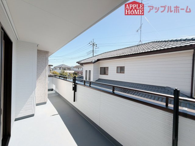 【新築住宅】嵐山町むさし台 全2棟のバルコニー|家族分の洗濯物もしっかり干せます。日当たりも良く、毎日のお洗濯が楽しくなりそう♪お布団は手軽に干せていつもポカポカに☆