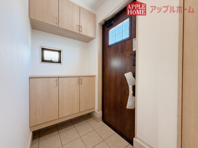 【新築住宅】嵐山町むさし台 全2棟の玄関|上下棚にたっぷり靴を収納できます。「ただいま」と玄関を開けた瞬間から、奥に広がる空間を明るい室内を感じられますね♪