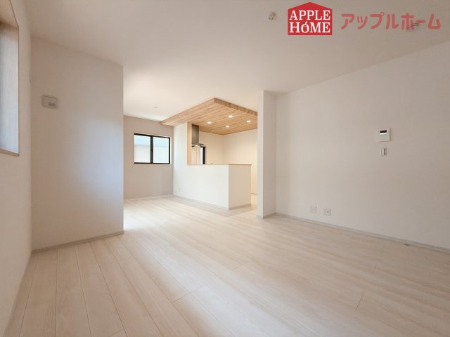 【新築住宅】嵐山町むさし台 全2棟の居間・リビング|広々リビング×対面キッチンで家族の会話も弾みます♪家族団らんの秘訣は間取りにあり☆夢のマイホームを一緒に叶えましょう！