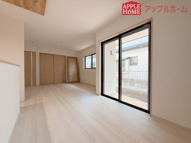 【新築住宅】嵐山町むさし台 全2棟の居間・リビング|大きな窓のあるリビングは、陽光あふれる明るい空間です。居心地良く、ご家族皆がゆったり寛げる憩いの空間となりそうです。