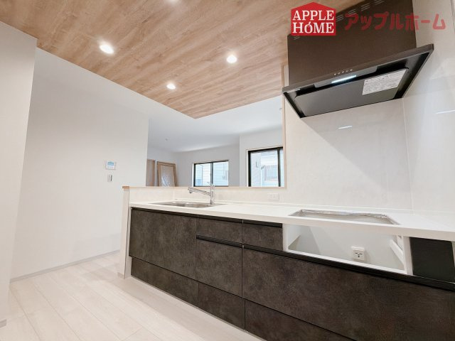 【新築住宅】嵐山町むさし台 全2棟のキッチン|キッチンから部屋中が見守れるので、小さなお子様がいるご家庭でも安心です。シンプル×ナチュラルな温かい空間は、どんなスタイルの家具も合わせやすいお部屋です。