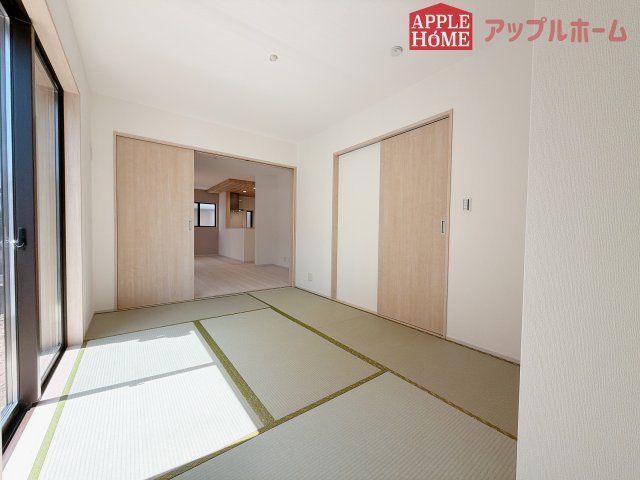 【新築住宅】嵐山町むさし台 全2棟の和室|クローゼット付きの和室は、収納スペースが豊富で部屋全体がすっきりと片付きやすいのが特徴です。衣類や荷物を整理しやすく、生活感を抑えた洗練された空間を保てます。