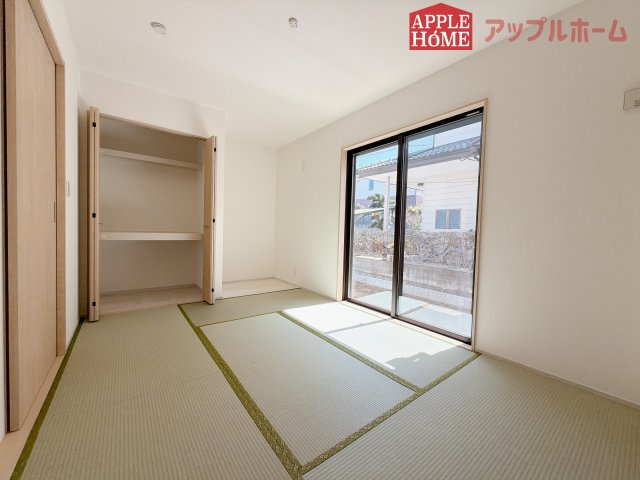 【新築住宅】嵐山町むさし台 全2棟の和室|クローゼット付きの和室は、収納スペースが豊富で部屋全体がすっきりと片付きやすいのが特徴です。衣類や荷物を整理しやすく、生活感を抑えた洗練された空間を保てます。