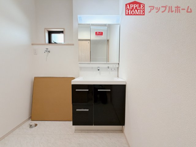 【新築住宅】嵐山町むさし台 全2棟の独立洗面台|三面鏡付きの洗面化粧台ですので、たっぷりと収納いただけます。白を基調とした清潔感のある快適空間です。毎日の身支度も気持ち良くお使い頂けます！！