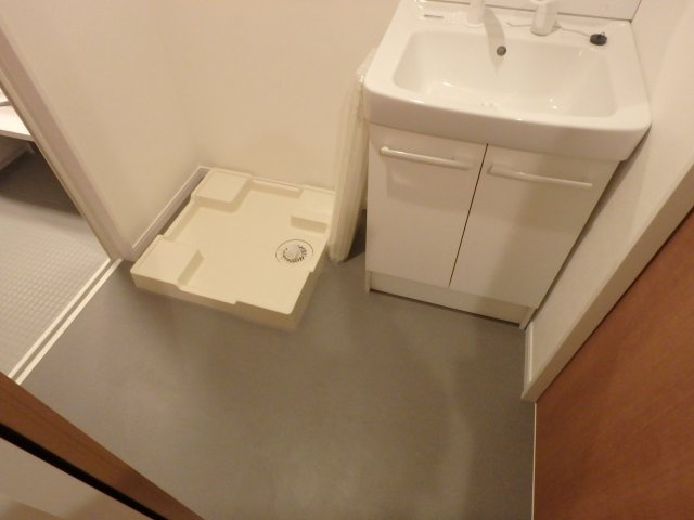 リビングライフ長瀬の洗面所|脱衣スペースペースです