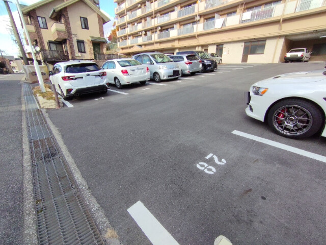 キングスコート東岡崎　の駐車場
