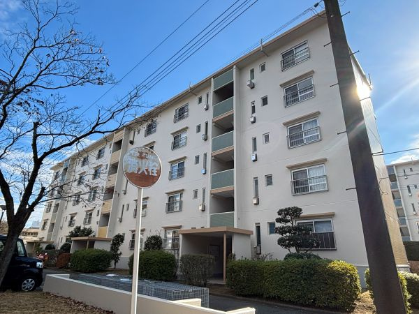 北西側より対象不動産を撮影。