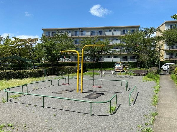 ブランコなどもある団地内の広場。いつもお子様が遊んでいます。