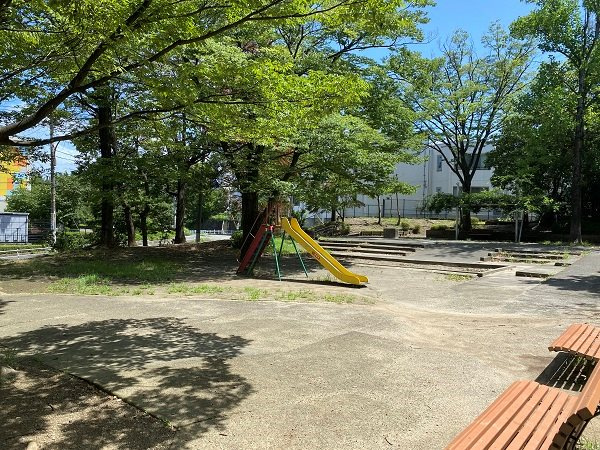 対象不動産東側の永山第二公園。（約120ｍ）