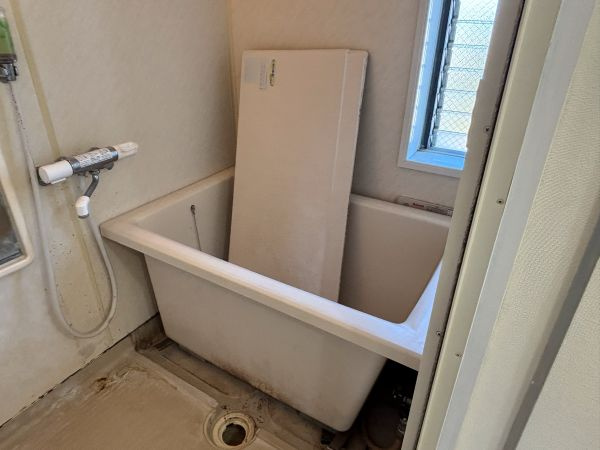 浴室は窓を開けて換気をします。