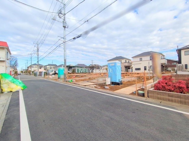 越谷市花田4丁目 新築分譲住宅 全5棟 E号棟の前面道路含む現地写真