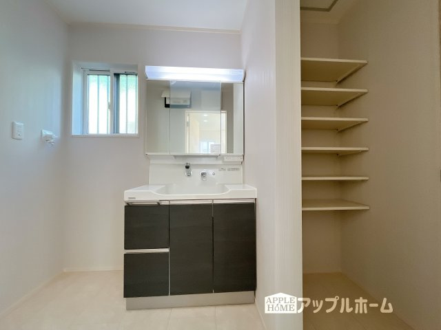 【新築住宅】深谷市天神町 全4区画の独立洗面台|ゆとりの洗面スペースで朝の身支度も快適スムーズに。３面鏡で髪のセットやお化粧もストレスなくこなせ、朝から気分良く通勤通学に向かえそうですね！鏡の裏にはたっぷりと収納スペースを標準装備