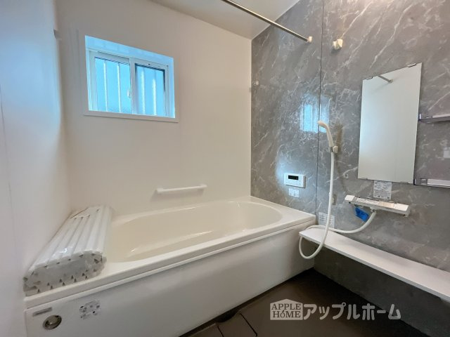 【新築住宅】深谷市天神町 全4区画の浴室|窓付きのバスルームは、採光もあり明るく気持ちの良い空間です。窓があることで、換気環境も良好。掃除もスムーズに出来ます