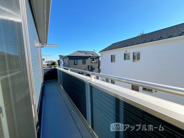 【新築住宅】深谷市天神町 全4区画のバルコニー|家族分の洗濯物もしっかり干せます。日当たりも良く、毎日のお洗濯が楽しくなりそう♪お布団は手軽に干せていつもポカポカに☆