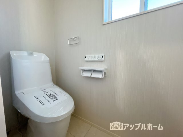 【新築住宅】深谷市天神町 全4区画のトイレ|温水洗浄器付き便座を標準装備してます♪窓付きで明るく、快適空間となっております。毎日使う場所だからこその配慮です。