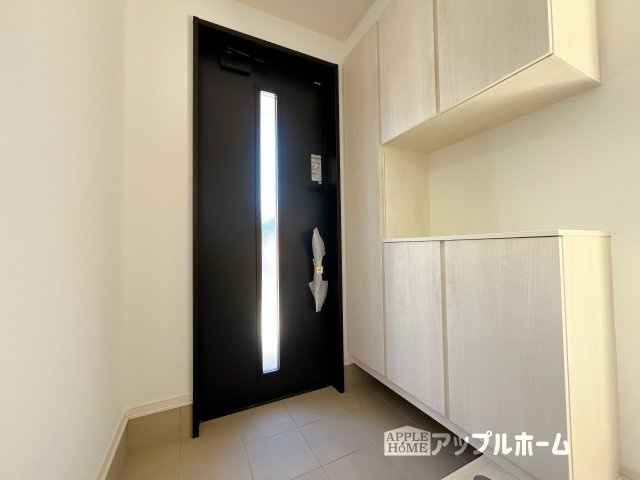 【新築住宅】深谷市天神町 全4区画の玄関|住まう人も来客も入った時にワクワクさせてくれるオシャレな玄関♪収納もたっぷりあるので、靴がたくさんあっても安心！