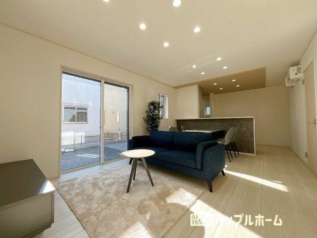 【新築住宅】深谷市天神町 全4区画の居間・リビング|広々リビング×対面キッチンで家族の会話も弾みます♪家族団らんの秘訣は間取りにあり☆夢のマイホームを一緒に叶えましょう！