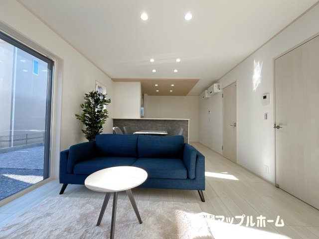 【新築住宅】深谷市天神町 全4区画の居間・リビング|窓から差し込む光で家族を温かく包み込みます。明るいリビングで子育てする喜びを☆いつでも見学可能です！