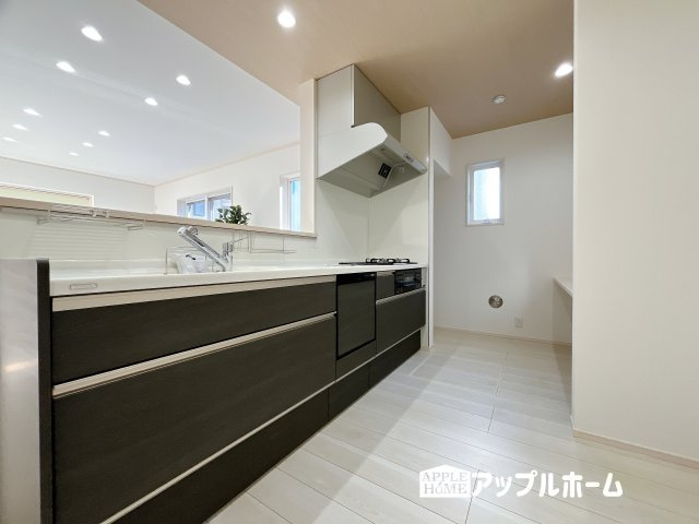 【新築住宅】深谷市天神町 全4区画のキッチン|見栄えもよくお手入れもスムーズに出来ます。豊富な収納力もございますので、キッチンスペースをスッキリとお使い頂けそうです。