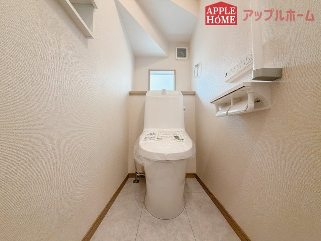 【新築住宅】滑川町月の輪 第2期のトイレ|白を基調とした清潔感のある明るい空間。温水洗浄便座付きで、毎日快適・清潔に使用できます。操作しやすい壁面リモコンを採用しています。