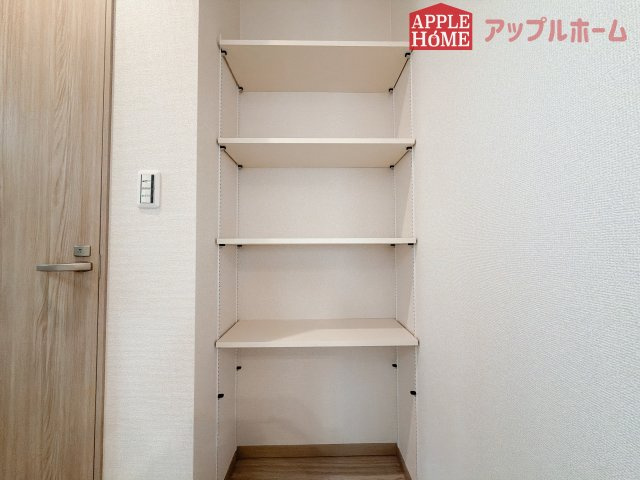 【新築住宅】滑川町月の輪 第2期の収納|トイレ横に収納棚あります♪