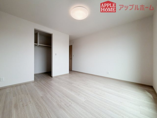 【新築住宅】滑川町月の輪 第2期の洋室|２階居室は全室収納あり！たっぷりある収納活用でお部屋もキレイを保てます♪